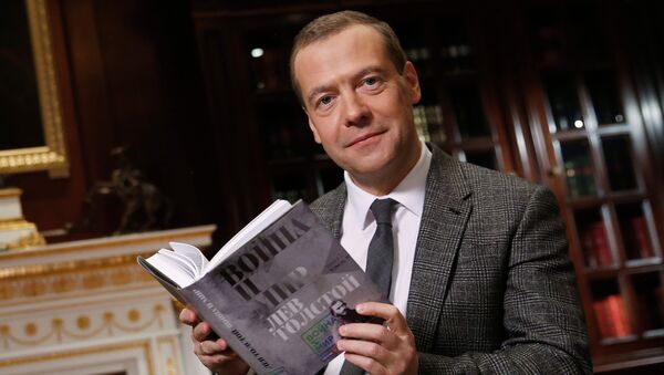 Председатель правительства РФ Дмитрий Медведев принимает участие в проекте ВГТРК Война и мир. Архивное фото
