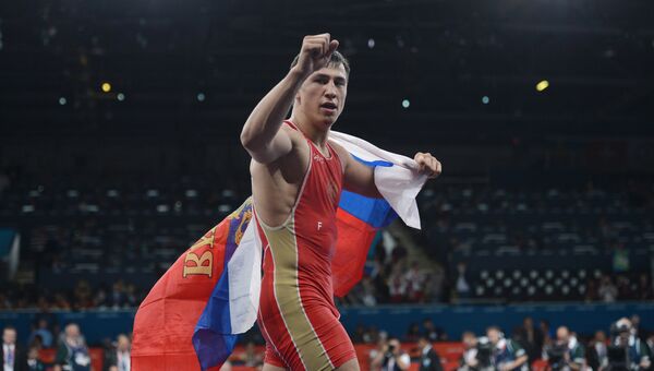 Российский борец Роман Власов, завоевавший золотую медаль, радуется победе в финальном поединке на соревнованиях по греко-римской борьбе