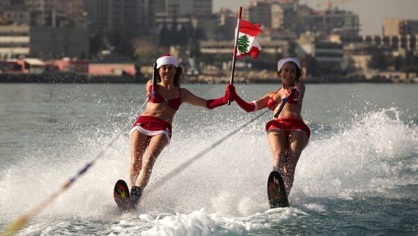 Девушки на водных лыжах в костюмах Санта-Клаусов в заливе Джуния, Ливан