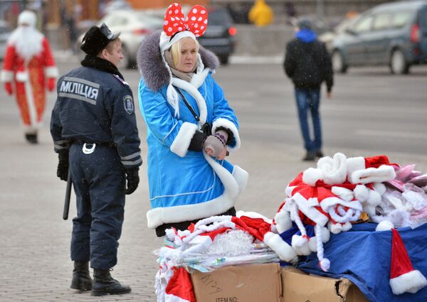Продавщица в костюме Снегурочки на улице Киева, Украина