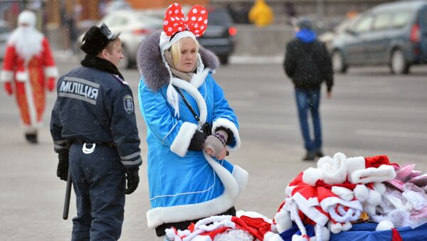 Продавщица в костюме Снегурочки на улице Киева, Украина. Архивное фото