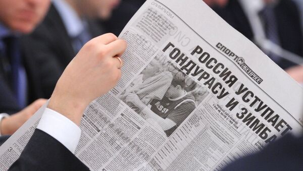 Заместитель председателя правительства РФ Аркадий Дворкович читает газету