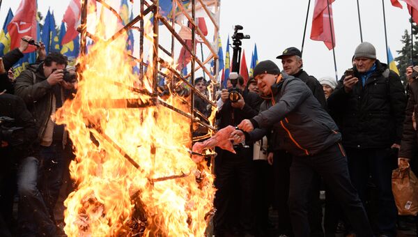 Участники акции протеста с требованием отставки правительства Украины перед зданием Верховной Рады в Киеве