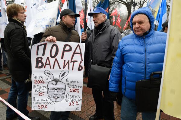 Участники акции протеста с требованием отставки правительства Украины перед зданием Верховной Рады в Киеве.