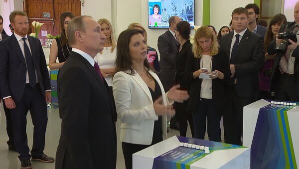 Выставка в честь юбилея RT: визит Путина и видеообращение Ларри Кинга