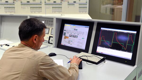 Сотрудник Белоярской атомной электростанции во время процедуры запуска четвертого энергоблока