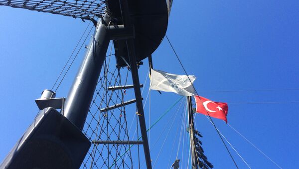 Флаги на мачте туристического корабля одного из отелей Антальи