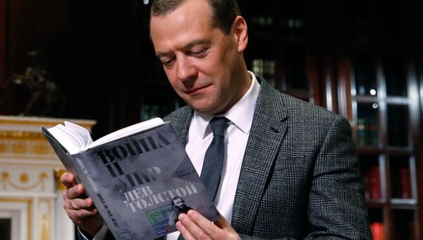 Премьер-министр РФ Д.Медведев принял участие в проекте ВГТРК Война и мир. Читаем роман. Архивное фото