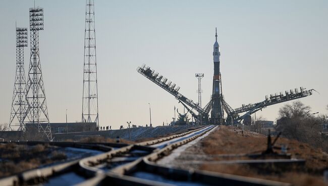 Ракета-носитель Союз-ФГ с пилотируемым кораблем Союз ТМА-19М установлена на первой Гагаринской стартовой площадке