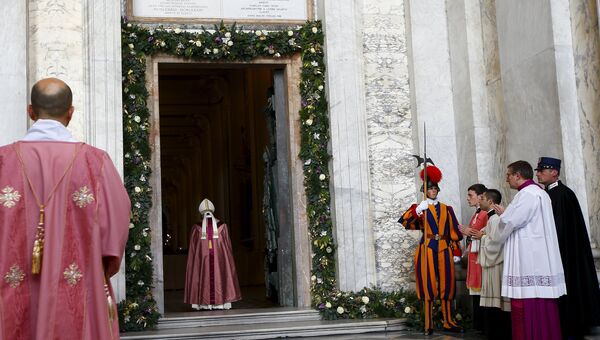 Папа Франциск открыл Святые врата Латеранской базилики в рамках Юбилея милосердия, 13 декабря 2015