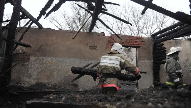 Сотрудники пожарной охраны на месте пожара в психоневрологическом диспансере в селе Алферовка Новохоперского района Воронежской области. Архивное фото