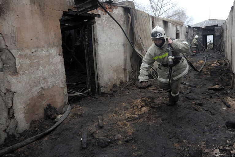 Сотрудники пожарной охраны на месте пожара в психоневрологическом диспансере в селе Алферовка Новохоперского района Воронежской области