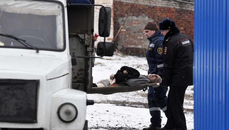 Сотрудники полиции оказывают помощь пострадавшим во время пожара в психоневрологическом диспансере в селе Алферовка Новохоперского района Воронежской области