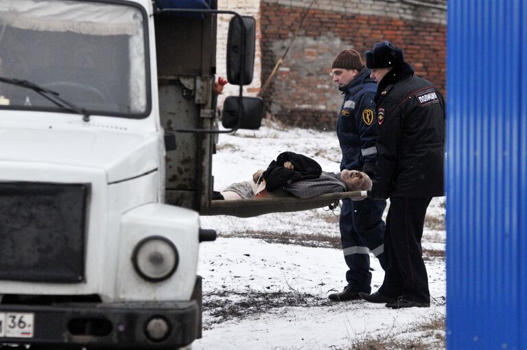 Сотрудники полиции оказывают помощь пострадавшим во время пожара в психоневрологическом диспансере в селе Алферовка Новохоперского района Воронежской области