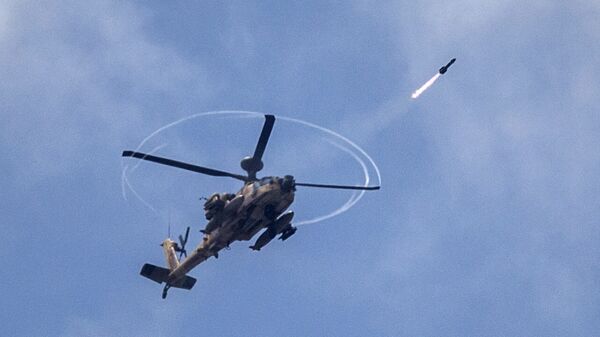 Вертолет Апач ВВС Израиля наносит ракетный удар по позициям палестинских боевиков в секторе Газа. Архивное фото