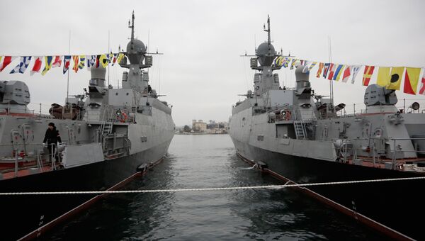 Подъем флагов ВМФ на новых малых ракетных кораблях Зеленый Дол и Серпухов. Архивное фото