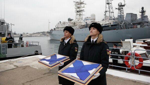 Подъем флагов ВМФ на новых малых ракетных кораблях Зеленый Дол и Серпухов