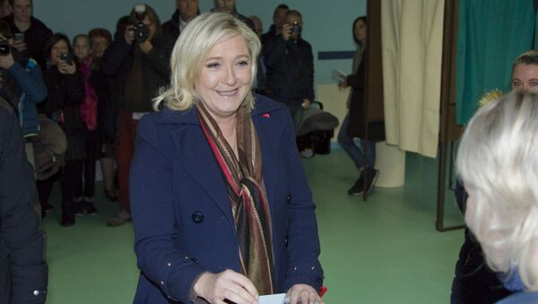 Лидер политической партии Национальный фронт Марин Ле Пен голосует во втором туре региональных выборов