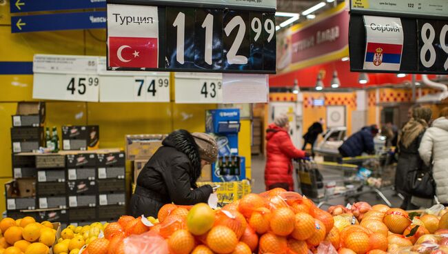 Жители Омска покупают турецкие фрукты в одном из магазинов города