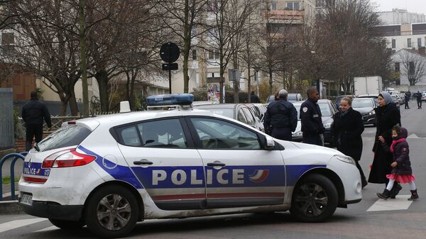 Французская полиция на месте нападения на учителя в пригороде Обервилье