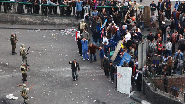 Столкновение между сторонниками и противниками президента Хосни Мубарака на площади Тахрир в Каир. Архивное фото