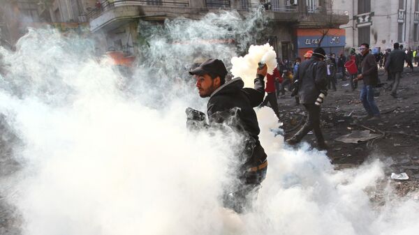 Столкновения демонстрантов и полиции недалеко от каирской площади Тахрир. Архивное фото