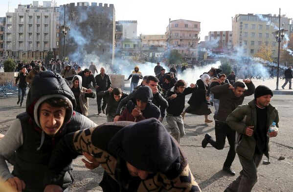 Полиция разгоняет демонстрантов во время акции протеста против комендантского часа в городе Диярбакыр