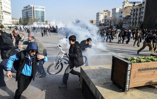 Полиция разгоняет демонстрантов во время акции протеста против комендантского часа в городе Диярбакыр