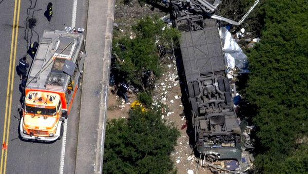 Автобус, который упал с моста в Аргентине