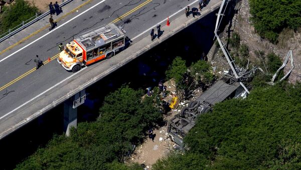 Автобус, который упал с моста в Аргентине