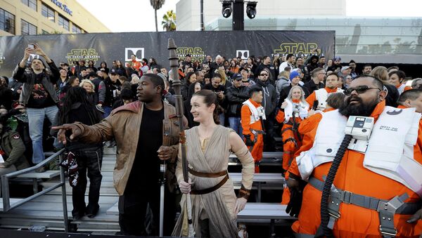 Фанаты Звездных войн возле кинотеатра в Лос-Анджелесе, где состоялась премьера фильма Звездные войны:Пробуждение силы