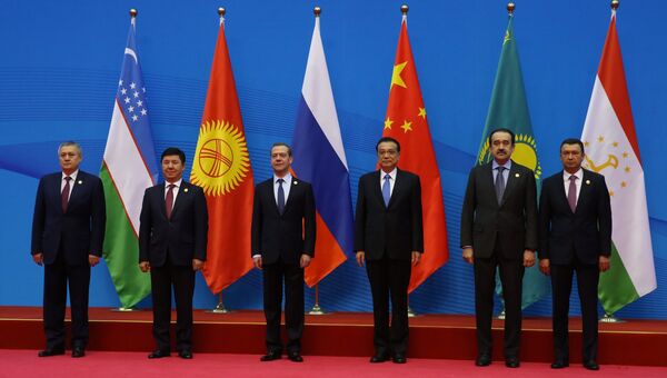 Премьер-министр РФ Д.Медведев на церемонии совместного фотографирования с главами правительств государств - членов Шанхайской организации сотрудничества (ШОС) в Чжэнчжоу, КНР. Архивное фото