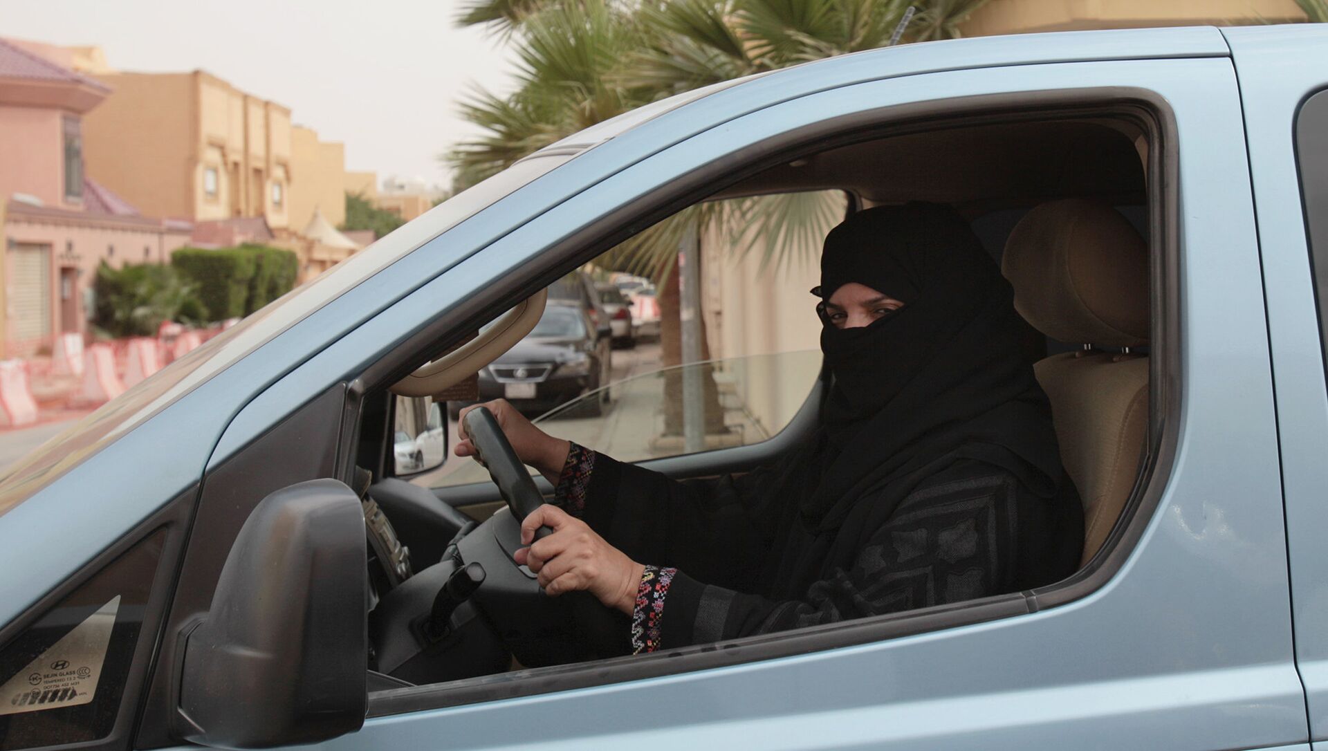 Женщина за рулем автомобиля в Саудовской Аравии - РИА Новости, 1920, 27.09.2017