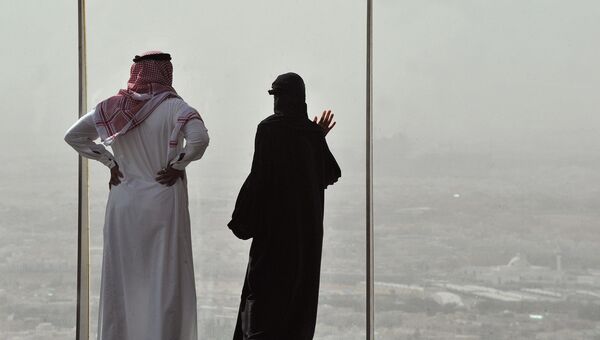 Жители Саудовской Аравии смотрят на пыльную буря в Эр-Рияд