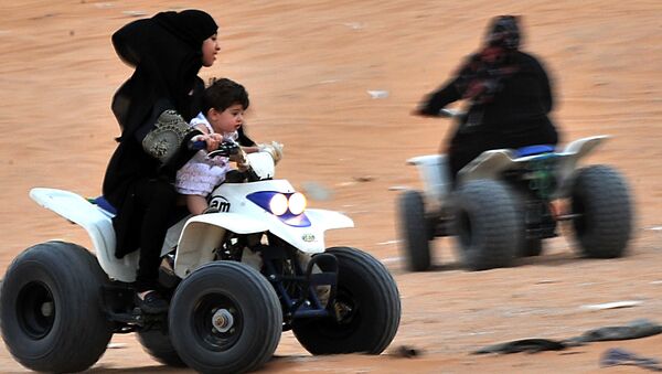 Девушка водит квадроцикл в Саудовской Аравии