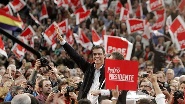 Лидер Испанской социалистической рабочей партии Педро Санчес во время предвыборных мероприятий. Архивное фото