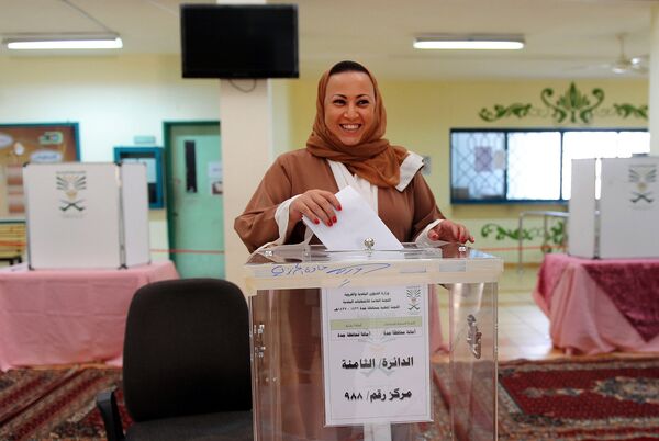 Женщина на избирательном участке в прибрежном городе Джидда, Саудовская Аравия