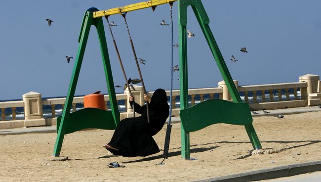 Женщина качается на качелях в парке в Саудовской Аравии. Архивное фото