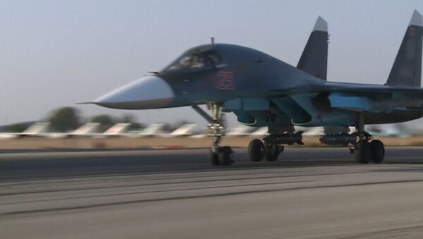 Взлет Су-24 и Су-25 с базы РФ в Сирии для нанесения ударов по террористам