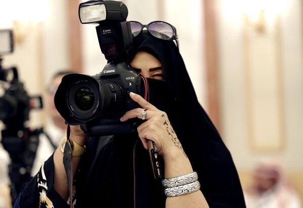 Женщина журналист в дворце в Эр-Рияде, Саудовская Аравия