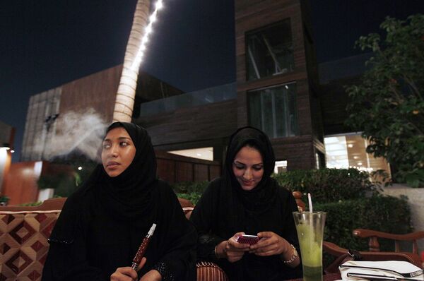 Женщины в кафе в городе Джидде, Саудовская Аравия