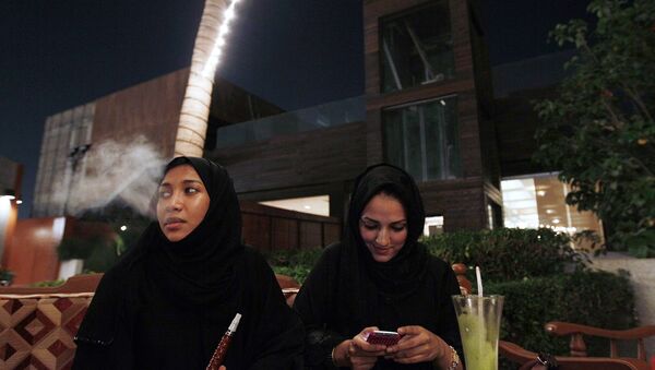 Женщины в кафе в городе Джидде, Саудовская Аравия. Архивное фото