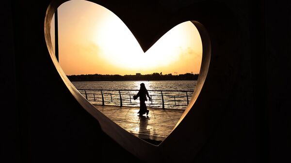 Женщина гуляет вдоль Красного моря в Джидде, Саудовская Аравия