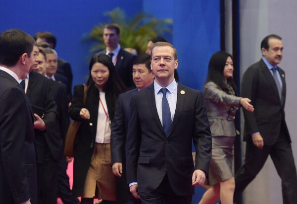 Председатель правительства РФ Дмитрий Медведев перед началом церемонии совместного фотографирования с главами правительств государств - членов ШОС в Чжэнчжоу