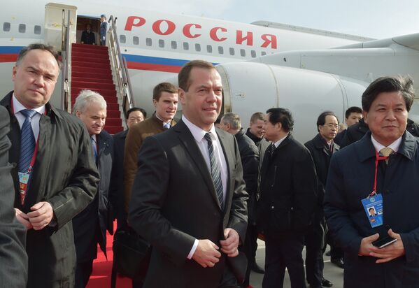 Председатель правительства РФ Дмитрий Медведев в аэропорту Синьчжэн города Чжэнчжоу