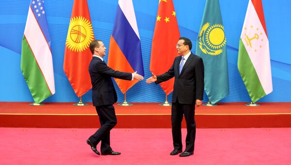 Председатель правительства РФ Дмитрий Медведев и премьер Государственного совета КНР Ли Кэцян перед началом совета глав правительств стран ШОС