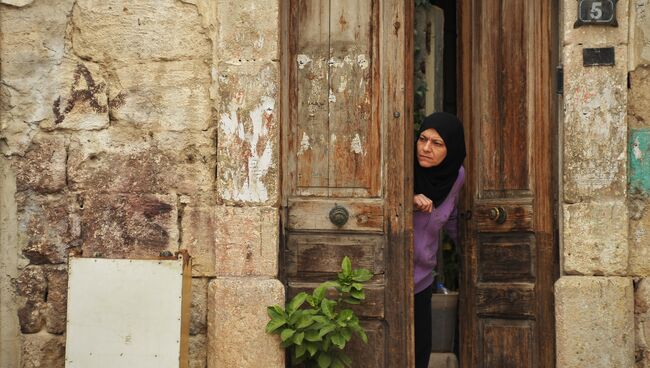 Местная жительница на улице города Латакия в Сирии. Архивное фото