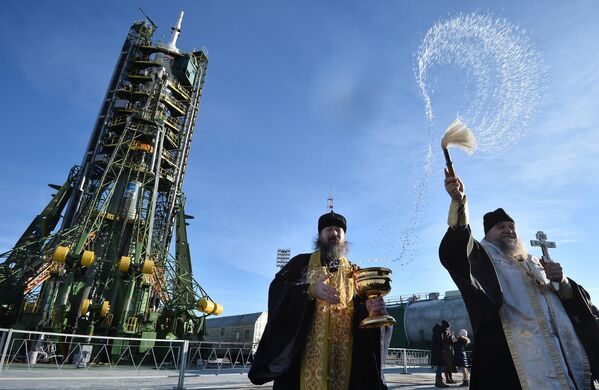 Освящение РКН Союз-ФГ с космическим кораблем Союз ТМА-19М на космодроме Байконур