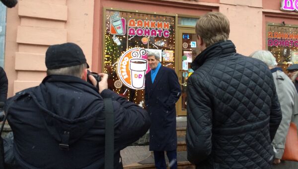 Государственный секретарь Соединенных Штатов Америки Джон Керри во время прогулки по улице Арбат в Москве