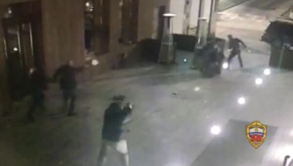 Камера наблюдения зафиксировала перестрелку возле московского кафе
